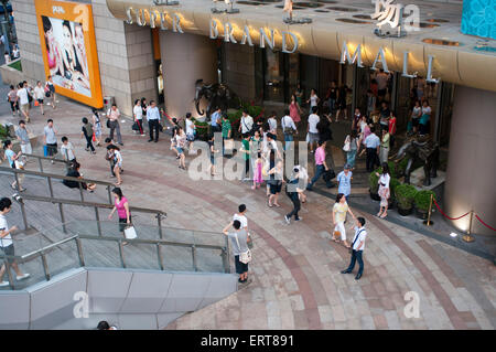 Super Brand Mall nel Quartiere Finanziario di Lujiazui, di Pudong, a Shanghai in Cina. Shanghai International Finance Centre, di solito un Foto Stock