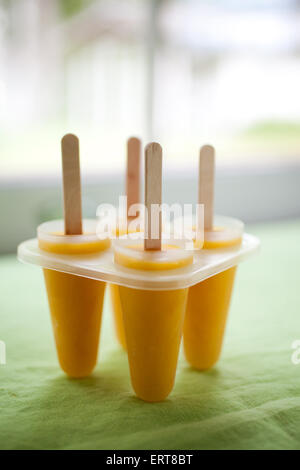 Popsicles giallo con frutta tropicali Foto Stock