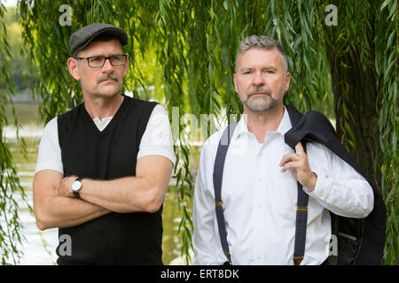 Due imprenditori in piedi insieme in un parco Foto Stock