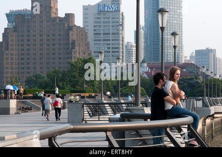 Un paio di turisti baciare in Bund. Cina l'amore. Il Bund promenade, Shanghai, Cina. Cina Shanghai turistiche skyline di Shanghai Foto Stock