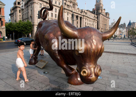 Shanghai Bull sorella di Wall Street - Boll. La scultura in bronzo di bull sul Bund a Shanghai in Cina. La ricarica Bull statua da Arturo Foto Stock