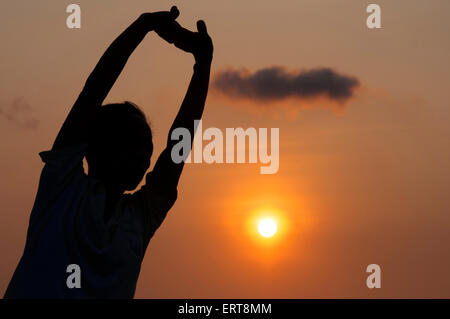 Cina, Shanghai, mattina tai chi esercizio sul Bund. Shanghi Bund : mattina presto tai chi esercita con spade sul Bund in Foto Stock