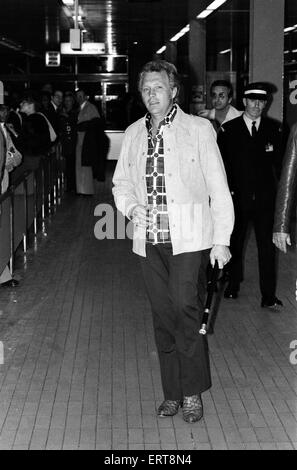 Stuntman Evel Knievel arriva a Londra prima del suo salto allo Stadio di Wembley. Il 6 maggio 1975. Foto Stock