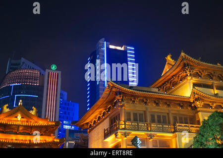 Il contrasto tra la città nuova e la città vecchia. Shanghai. Cina. Il Pudong New skyline della città in Shangha sullo sfondo del Foto Stock