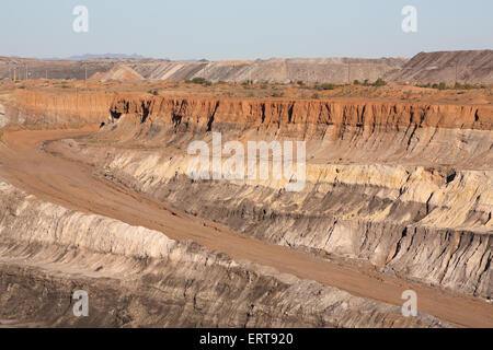 La tignola-palla tagliata aperta della miniera di carbone. Leigh Creek, Flinders Ranges, Sud Australia. Foto Stock