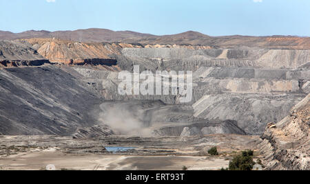 La tignola-palla tagliata aperta della miniera di carbone. Leigh Creek, Flinders Ranges, Sud Australia. Foto Stock