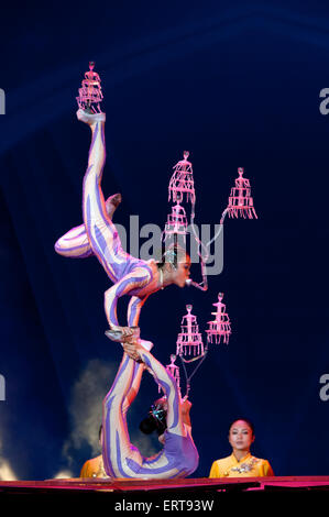 Centro di Shanghai. Shanghai Zaji Tuan. Acrobat prestazioni centro di Shanghai Shanghai in Cina. Prestazioni, piramide umana pubblico sta Foto Stock