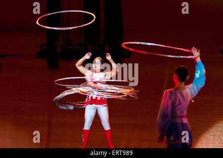 Acrobat prestazioni centro di Shanghai Shanghai in Cina. Centro di Shanghai. Shanghai Zaji Tuan. All'interno di una troupe di Shanghai di magia di un Foto Stock