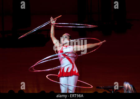 Acrobat prestazioni centro di Shanghai Shanghai in Cina. Centro di Shanghai. Shanghai Zaji Tuan. All'interno di una troupe di Shanghai di magia di un Foto Stock