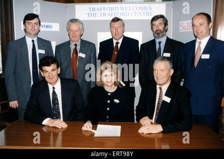 Firma della carta di costruzione, per Trafford Centre, a Trafford Town Hall di Manchester, 16 ottobre 1995. Nella foto. Beverley Hughes, leader del Trafford consiglio, affiancato da Robert di Hugh (sinistra), Presidente del Manchester Ship Canal Company e Dennis Bate, MD di Bovis nord, con altri funzionari. Il Trafford Centre, un grande centro commerciale al coperto e un complesso di svaghi in Dumplington, Greater Manchester, Inghilterra, è stato inaugurato il 10 settembre 1998, ed è il secondo più grande centro per lo shopping nel Regno Unito da retail dimensioni. Foto Stock