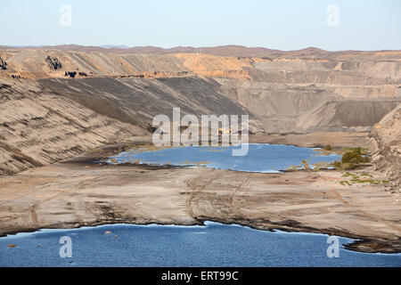 La tignola-palla tagliata aperta della miniera di carbone. Leigh Creek, Flinders Ranges, Sud Australia. Foto Stock