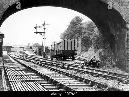 Knowle e Denham incidente ferroviario, detriti e danni al ponte. Tre persone sono state uccise a Knowle e Denham stazione (ora noto come stazione di Denham) , West Midlands, 16 agosto 1963. Foto Stock