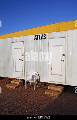 'Dongas', i contenitori utilizzati come lavoratori quarti viventi nell'outback australiano. Parachilna, Flinders Ranges, Sud Australia. Foto Stock