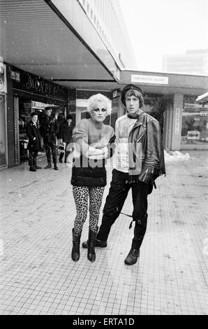 Il Punk Rock mode in Birmingham. Una giovane donna e uomo in piedi fuori in un quartiere dello shopping. Il 23 gennaio 1979. Foto Stock