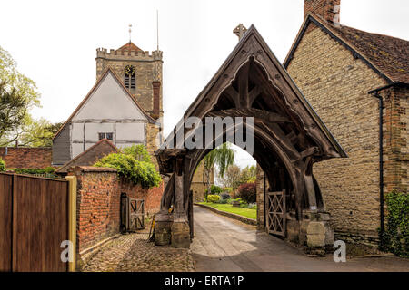 Lychgate in Dorchester-on-Thames con la Torre Abbey in background, Oxfordshire, Inghilterra, Regno Unito. Foto Stock