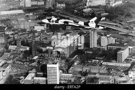 Vulcan bombardiere Delta NQJ piomba in maniera spettacolare sulla città di Coventry come un ringraziamento alle persone che hanno contribuito a salvare la sua. Il piano ha attraversato la città a 2000 piedi per salutare quelli a Coventry e Warwickshire che aveva sollevato quasi ¿5000 in tre settimane per fissare l'aeromobile dal Ministero della Difesa. Esso si terrà presso le Midlands Air Museum a Baginton in aperta fino alla prevista Sir Frank Whittle hangar è costruito. Febbraio 1983. Foto Stock