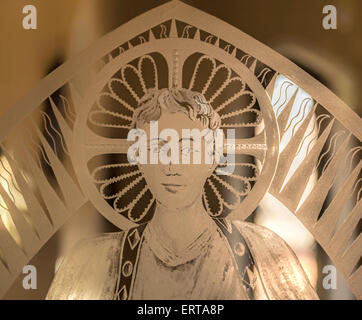 Dettaglio di una porta inciso nello stile di Comper in St Birinus chiesa cattolica, Dorchester-on-Thames, Oxfordshire, Inghilterra, Regno Unito. Foto Stock