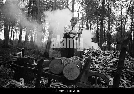 Sedia di lavoro bodgers in West Wycombe, Buckinghamshire. Bodging è un tradizionale legno-girando imbarcazione usata per fare gambe di sedie e altre parti cilindriche di sedie. Circa 1945. Foto Stock