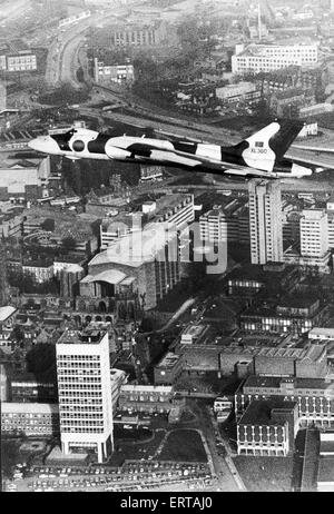 Vulcan bombardiere Delta NQJ piomba in maniera spettacolare sulla città di Coventry come un ringraziamento alle persone che hanno contribuito a salvare la sua. Il piano ha attraversato la città a 2000 piedi per salutare quelli a Coventry e Warwickshire che aveva sollevato quasi ¿5000 in tre settimane per fissare l'aeromobile dal Ministero della Difesa. Esso si terrà presso le Midlands Air Museum a Baginton in aperta fino alla prevista Sir Frank Whittle hangar è costruito. Febbraio 1983. Foto Stock