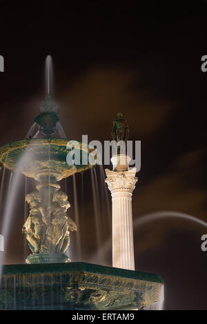 La fontana e la statua in Rossio o Piazza Pedro IV, Lisbona Portogallo Foto Stock