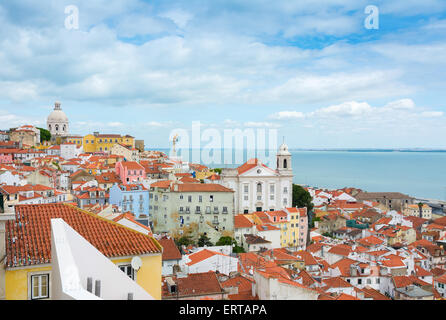 Paesaggio urbano in vista di Lisbona Portogallo oltre il quartiere di Alfama. Foto Stock