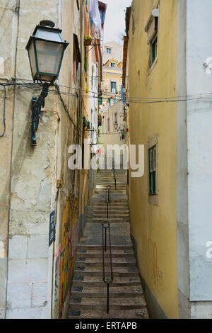 Vista lungo la tipica backstreet in Lisbona Portogallo Foto Stock