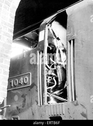 Knowle e Denham incidente ferroviario. Tre persone sono state uccise a Knowle e Denham stazione (ora noto come Denham station). Una calzatura appartenente a uno dei driver può essere visto nella cabina si è schiantato. West Midlands, 15 agosto 1963. Foto Stock