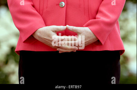 Il castello di Elmau, Germania. 8 Giugno, 2015. Elmau, Germania. Il giorno 08 Giugno, 2015. Il cancelliere tedesco Angela Merkel attende l'arrivo degli ospiti della conferenza di outreach presso il castello di Elmau in Elmau, Germania, 08 giugno 2015. I capi di Stato dei paesi del G7 si incontrano con i leader africani e arabo membri in occasione del vertice G7. Credito: dpa picture alliance/Alamy Live News Foto Stock