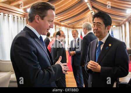 Primo Ministro britannico David Cameron chat con il Primo Ministro giapponese Shinzo Abe durante la seconda giornata del Vertice G7 Riunione a Schloss Elmau resort Giugno 8, 2015 in Krun, Germania. Foto Stock