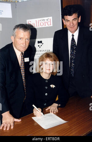 Firma della carta di costruzione, per Trafford Centre, a Trafford Town Hall di Manchester, 16 ottobre 1995. Nella foto. l-r, Dennis Bate MD di Bovis Nord, che si sono aggiudicate il contratto per costruire il Trafford Centre, Beverley Hughes, leader del Trafford consiglio, Robert, Hough Presidente del Manchester Ship Canal Company. Il Trafford Centre, un grande centro commerciale al coperto e un complesso di svaghi in Dumplington, Greater Manchester, Inghilterra, è stato inaugurato il 10 settembre 1998, ed è il secondo più grande centro per lo shopping nel Regno Unito da retail dimensioni. Foto Stock