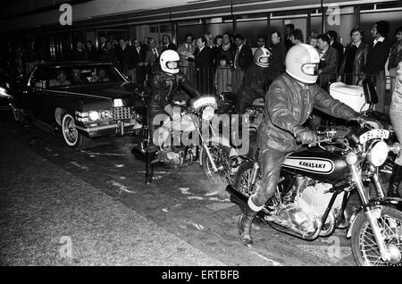 Stuntman Evel Knievel arriva a Londra prima del suo salto allo Stadio di Wembley. Il 6 maggio 1975. Foto Stock