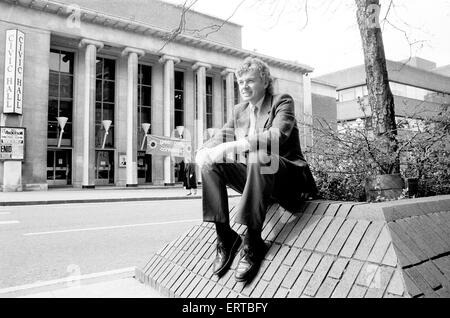 David Icke, Partito Verde portavoce, al di fuori di Wolverhampton Civic Hall durante una pausa in un procedimento durante la festa di primavera della conferenza. 5 aprile 1990. Foto Stock