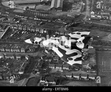 Vulcan bombardiere Delta NQJ piomba in maniera spettacolare sulla città di Coventry come un ringraziamento alle persone che hanno contribuito a salvare la sua. Il piano ha attraversato la città a 2000 piedi per salutare quelli a Coventry e Warwickshire che aveva sollevato quasi ¿5000 in tre settimane per fissare l'aeromobile dal Ministero della Difesa. Esso si terrà presso le Midlands Air Museum a Baginton in aperta fino alla prevista Sir Frank Whittle hangar è costruito. Febbraio 1983. Foto Stock