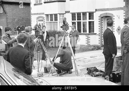 La presenza di media al di fuori di spine casa famiglia, 2° ottobre 1968. È stato riportato in precedenza oggi, che Sheila spine da Birmingham ha subito un taglio cesareo questa mattina durante la quale sei figli - quattro maschi e due femmine - sono stati consegnati. In che cosa w Foto Stock