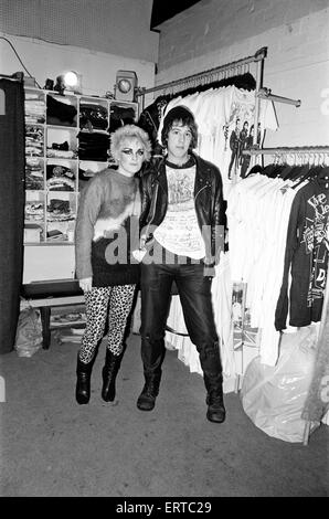Il Punk Rock mode in Birmingham. Una giovane donna e uomo dentro un punk fashion shop. Il 23 gennaio 1979. Foto Stock