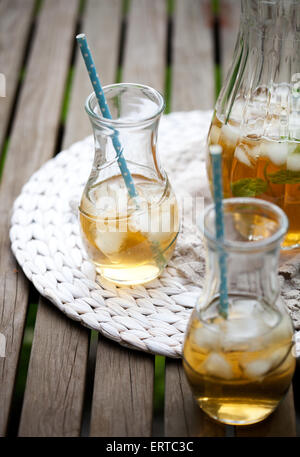 Ice Tea con foglie di menta Foto Stock