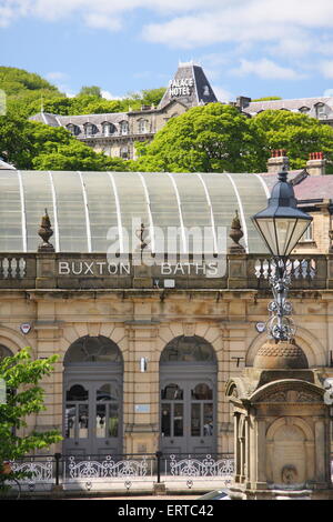 Buxton bagni e il Cavendish Arcade centro reatail sulla Crescent in Buxton Derbyshire England Regno Unito - estate 2015 Foto Stock