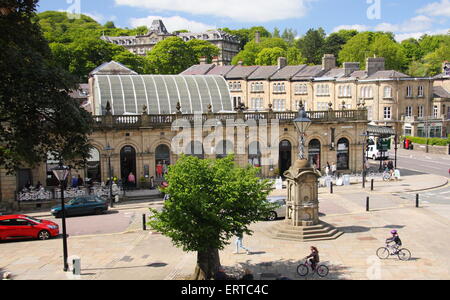 Buxton bagni e il Cavendish Arcade centro reatail sulla Crescent in Buxton Derbyshire England Regno Unito - estate 2015 Foto Stock