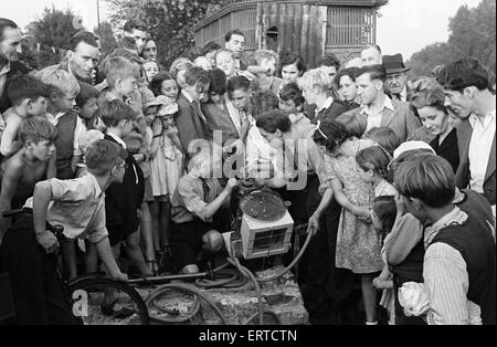 Test fuori casa fatta di attrezzature subacquee, con la folla a guardare. Wiltshire. Circa 1945. Foto Stock