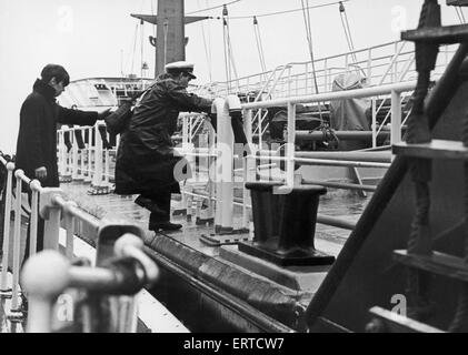 Il pilota di Tees Alan Lithgow attende la sua possibilità di saltare a bordo di una nave cisterna in modo egli può pilotare la nave in porto. Il 7 novembre 1968 Foto Stock