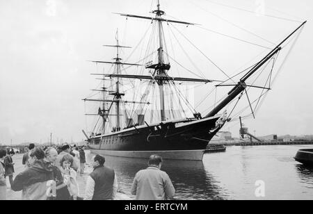 Più di un centinaio di lavoratori del cantiere si sono riuniti a Hartlepool docks di dire addio alla restaurata di ferro rivestito guerriero HMS. 12 Giugno 1987 Foto Stock