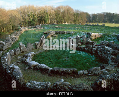 Din Lligwy racchiuso hut gruppo, Anglesey, CERCANDO SE presso la principale casa rotonda di un romano-periodo, nativo di insediamento britannico. Foto Stock