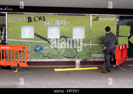 Il torneo di Wimbledon di Londra, Regno Unito. 8 Giugno 2015. Un reparto store window è decorata con racchette da tennis che si prepara per il 2015 Wimbledon Tennis championships Credito: amer ghazzal/Alamy Live News Foto Stock