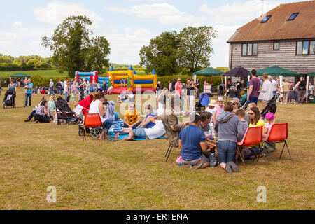 Balle di paglia labirinto a Cheriton medio Farm su open farm Domenica, Cheriton, Hampshire, Inghilterra, Regno Unito. Foto Stock