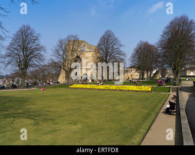 dh Knaresborough castello KNARESBOROUGH NORTH YORKSHIRE persone rilassanti panchine Castello e parco giardino primavera Foto Stock