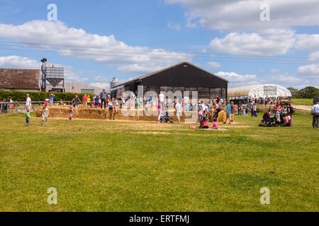 Balle di paglia labirinto a Cheriton medio Farm su open farm Domenica, Cheriton, Hampshire, Inghilterra, Regno Unito. Foto Stock