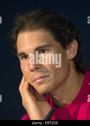 Stuttgart, Germania. Il giorno 08 Giugno, 2015. Tennis giocatore professionista Rafael Nadal di Spagna partecipa a una conferenza stampa a margine del Torneo ATP di Stoccarda, Germania, 08 giugno 2015. Foto: MARIJAN MURAT/dpa/Alamy Live News Foto Stock