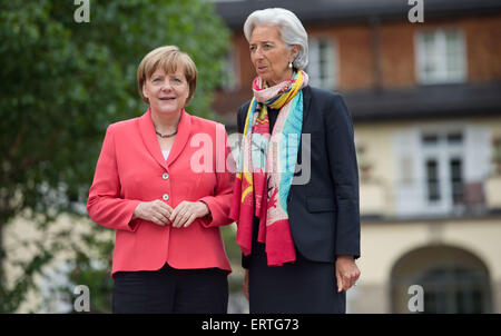 Elmau, Germania. Il giorno 08 Giugno, 2015. Il cancelliere tedesco Angela Merkel (L) si riunisce con il Direttore del Fondo monetario internazionale Christine Lagarde durante il vertice del G7 presso il castello di Elmau vicino a Garmisch-Partenkirchen, Germania meridionale, il 8 giugno 2015. La Germania ha ospitato un vertice G7 qui il 7 giugno e il 8 giugno. Credito: Xinhua/Alamy Live News Foto Stock