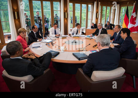 Elmau, Germania. Il giorno 08 Giugno, 2015. I partecipanti frequentano un incontro sessione durante il vertice G7 presso il castello di Elmau vicino a Garmisch-Partenkirchen, Germania meridionale, il 8 giugno 2015. La Germania ha ospitato un vertice G7 qui il 7 giugno e il 8 giugno. Credito: Xinhua/Alamy Live News Foto Stock