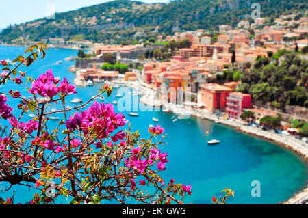 Vista aerea di Villefranche-sur-Mer in Costa Azzurra, Francia e il mare Mediterraneo Foto Stock